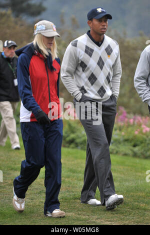 United States Team Mitglied Tiger Woods geht mit seiner Frau Elin Nordegren während der vierten Runde des Präsidenten Cup am Harding Park Golf Course in San Francisco, Kalifornien am 10. Oktober 2009. UPI/Kevin Dietsch Stockfoto