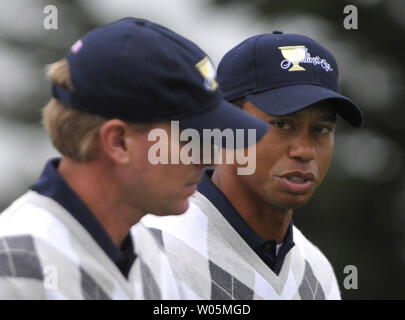 United States Team Mitglieder Steve Stricker und Tiger Woods gehen gemeinsam in die vierte Runde der Präsidenten Cup am Harding Park Golf Course in San Francisco, Kalifornien am 10. Oktober 2009. UPI/Kevin Dietsch Stockfoto