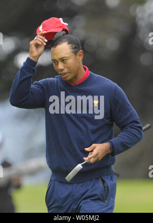 United States Team Mitglied Tiger Woods nimmt seinen Hut ab, nachdem er einen Schlag die Präsidenten Cup am Harding Park Golf Course in San Francisco, Kalifornien am 11. Oktober 2009 zu gewinnen. UPI/Kevin Dietsch Stockfoto