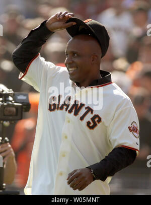 Ehemalige San Francisco Giants slugger Barry Bonds Tipps seinen Hut in die Menge vor Beginn der National League Championship Series bei AT&T Park in San Francisco, am 19. Oktober 2010. UPI/Bob Larson Stockfoto