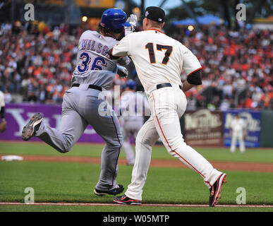 San Francisco Giants Aubrey Huff Tags aus Texas Rangers C.J. Wilson im ersten Inning von Spiel 2 der World Series bei AT&T Park in San Francisco, Donnerstag, 28. Oktober 2010. UPI/Kevin Dietsch Stockfoto