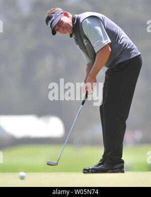 Jason Bohn Schläge auf dem 17 Grün am ersten Tag der US Open bei den Olympischen Club in San Francisco am 14. Juni 2012. UPI/Kevin Dietsch Stockfoto