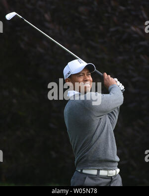 Tiger Woods Uhren sein T-Stück, das auf das 13. Loch in der US Open bei den Olympischen Club in San Francisco am 14. Juni 2012. UPI/Kevin Dietsch Stockfoto