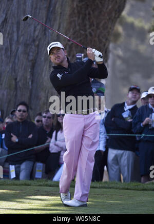 Graeme McDowell von Nordirland zweigt weg auf Loch 18 an Tag zwei des US Open bei den Olympischen Club in San Francisco am 15. Juni 2012. UPI/Terry Schmitt Stockfoto