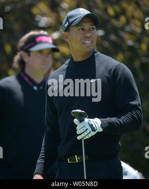 Tiger Woods Uhren sein T-Stück geschossen auf der ersten Bohrung an Tag zwei der US Open bei den Olympischen Club in San Francisco am 15. Juni 2012. UPI/Kevin Dietsch Stockfoto