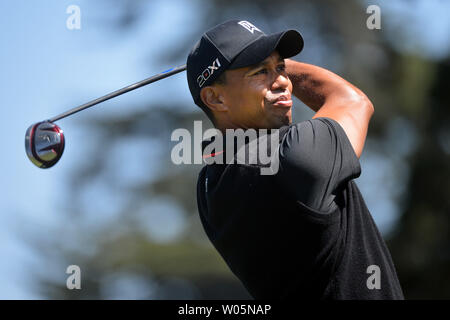 Tiger Woods paßt seinen Antrieb aus der 7 T-Stück Kasten in der zweiten Runde der 112 US Open bei den Olympischen Club in San Francisco, Kalifornien am 15. Juni 2012. Tiger auch fertig für den Tag und ist derzeit für den ersten Platz bei einem - Gleichheit mit 139 gebunden. UPI/Kevin Dietsch Stockfoto