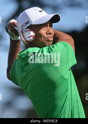 Tiger Woods paßt seinen Antrieb aus der 7 T-Stück Kasten in der dritten Runde an die 112 US Open bei den Olympischen Club in San Francisco, Kalifornien am 16. Juni 2012. UPI/Kevin Dietsch Stockfoto