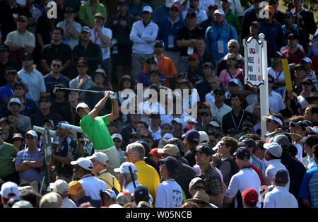 Tiger Woods paßt seinen Antrieb aus der 6 T-Stück Kasten in der dritten Runde an die 112 US Open bei den Olympischen Club in San Francisco, Kalifornien am 16. Juni 2012. UPI/Kevin Dietsch Stockfoto