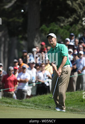 David Toms Chips zum dritten Grün an Tag drei der US Open bei den Olympischen Club in San Francisco am 16. Juni 2012. UPI/Terry Schmitt Stockfoto