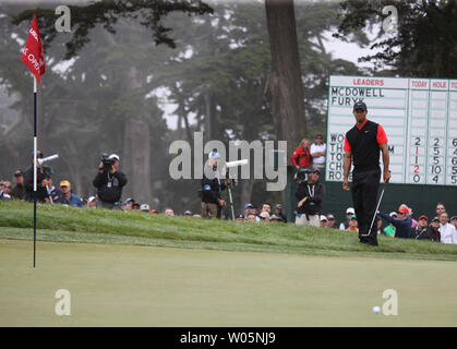 Tiger Woods Uhren sein Chip, die Breite des Stifts und über das dritte Grün in der vierten Runde der US Open bei den Olympischen Club in San Francisco am 17. Juni 2012. UPI/Terry Schmitt Stockfoto