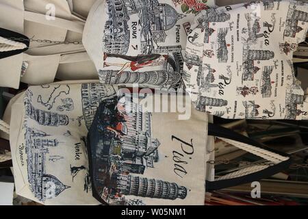 Pisa, Toskana, Italien. 21.06.2019. Souvenir Taschen auf den Schiefen Turm von Pisa. Marktstände in der toskanischen Stadt mit Anzeige von stofftaschen. Stockfoto