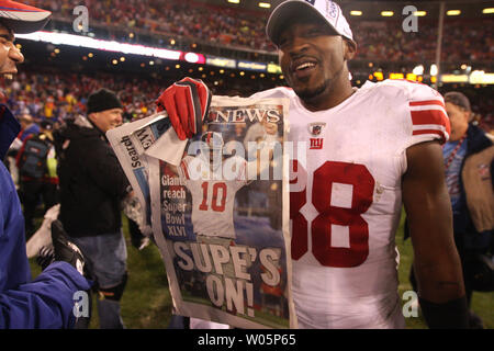 New York Giants' Hakeem Kerben hält ein Exemplar für die New York Daily News nach der Riesen die San Francisco 49ers 20-17 Gewinn der NFC-Meisterschaft am Candlestick Park in San Francisco am 22. Januar 2012 besiegt. Die Riesen die New England Patriots im Super Bowl XLVI am 5. Februar. UPI/Terry Schmitt Stockfoto