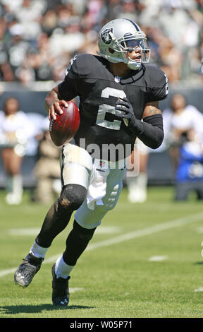 Oakland Raiders QB Terrelle Pryor (2) Rollt gegen die Jacksonville Jaguars im ersten Quartal an O. co Coliseum in Oakland, Kalifornien am 15. September 2013. Die Räuber besiegt die Jaguare, 19-9. UPI/Bruce Gordon Stockfoto