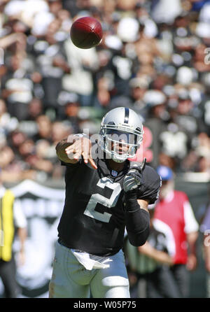 Oakland Raiders QB Terrelle Pryor (2) gegen die Jacksonville Jaguars im zweiten Quartal an O. co Coliseum in Oakland, Kalifornien am 15. September 2013. Die Räuber besiegt die Jaguare, 19-9. UPI/Bruce Gordon Stockfoto