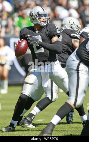 Oakland Raiders QB Terrelle Pryor (2) Tropfen gegen die Jacksonville Jaguars im ersten Quartal an O. co Coliseum in Oakland, Kalifornien am 15. September 2013 zu übermitteln. Die Räuber besiegt die Jaguare, 19-9. UPI/Bruce Gordon Stockfoto