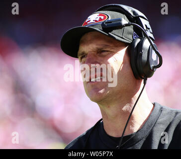 San Francisco 49ers Head Coach Jim Harbaugh Uhren sein Team gegen die Indianapolis Colts im dritten Quartal bei Candlestick Park in San Francisco am 22. September 2013. Die Colts besiegten die 49ers 27-7. UPI/Bruce Gordon Stockfoto
