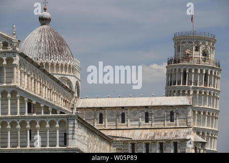 Pisa, Toskana, Italien. 21.06.2019. Piazza dei Miracoli in Pisa. Kathedrale, schiefen Turm von der toskanischen Stadt. Blauer Himmel mit Wolken. Stockfoto