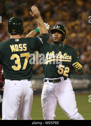 Oakland A's Yoenis Cespedes (52) schlägt die Hände mit Brandon Moos (37), nachdem er einen 2 run Home Run aus Detroit Tiger Max Scherzer im siebten Inning von Spiel 1 der American League Division Series an O. co Coliseum in Oakland, Kalifornien am 4. Oktober 2013. UPI/Bruce Gordon Stockfoto