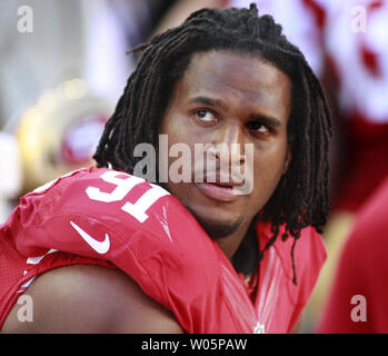 San Francisco 49ers defensiver Ray McDonald wartet die Chicago Bears bei Levi's Stadion in Santa Clara, Kalifornien, am 14. September 2014 zu spielen. Kalifornien Lieutenant Governor und ehemaliger San Francisco Bürgermeister Gavin Newsome hat auf dem 49ers zu Bank McDonald, bis das Ergebnis der Untersuchung seiner Kapitalverbrechen häusliche Gewalt durch San Jose Strafverfolgung aufgerufen. UPI/Bruce Gordon Stockfoto