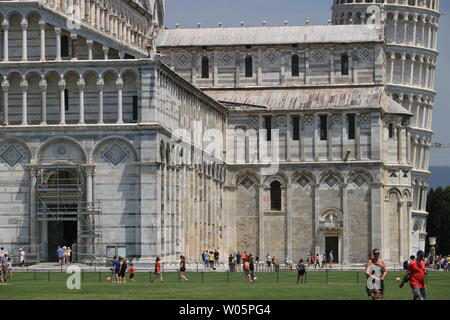 Pisa, Toskana, Italien. 21.06.2019. Piazza dei Miracoli in Pisa. Kathedrale, schiefen Turm von der toskanischen Stadt. Blauer Himmel mit Wolken. Stockfoto