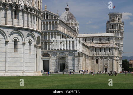 Pisa, Toskana, Italien. 21.06.2019. Piazza dei Miracoli in Pisa. Kathedrale, schiefen Turm von der toskanischen Stadt. Blauer Himmel mit Wolken. Stockfoto