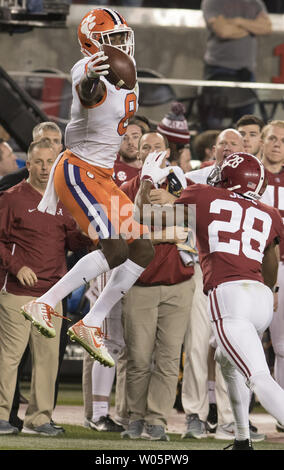 Clemson Tiger wide receiver Justyn Ross (8) macht eine einhändige Empfang eines Trevor Lawrence Pass über Alabama Crimson Tide Defensive zurück Josh Jobe (28) Im dritten Quartal an den NCAA College Football Endspiel nationale Meisterschaft bei Levi's Stadion am 7. Januar 2019 in Santa Clara, Kalifornien. Clemson besiegt Alabama44-16-die erste bis 15-0 Championship Team werden. Foto: Ken Levine/UPI Stockfoto