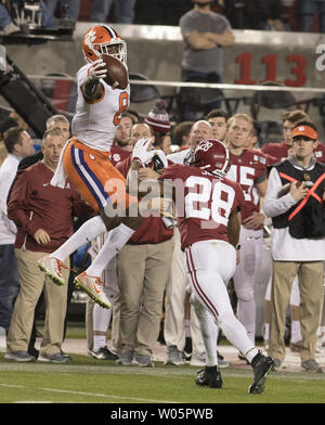 Clemson Tiger wide receiver Justyn Ross (8) macht eine einhändige Empfang eines Trevor Lawrence Pass über Alabama Crimson Tide Defensive zurück Josh Jobe (28) Im dritten Quartal an den NCAA College Football Endspiel nationale Meisterschaft bei Levi's Stadion am 7. Januar 2019 in Santa Clara, Kalifornien. Clemson besiegt Alabama44-16-die erste bis 15-0 Championship Team werden. Foto: Ken Levine/UPI Stockfoto