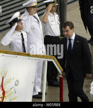 Der russische Präsident Dmitri Medwedew besucht die Russische Lenkwaffen-kreuzer, Varyag, in Singapur am 16. November 2009. Varyag und ihre Crew machte einen Freundschaft Besuch in Singapur einen Tag nach Medwedew die APEC Leaders Summit teil. UPI/Anatoli Zhdanov Stockfoto