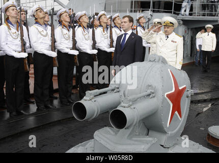 Der russische Präsident Dmitri Medwedew besucht die Russische Lenkwaffen-kreuzer, Varyag, in Singapur am 16. November 2009. Varyag und ihre Crew machte einen Freundschaft Besuch in Singapur einen Tag nach Medwedew die APEC Leaders Summit teil. UPI/Anatoli Zhdanov Stockfoto