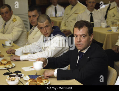 Der russische Präsident Dmitri Medwedew Besuche mit Besatzungsmitglieder an Bord der russischen Lenkwaffen-kreuzer, Varyag, in Singapur am 16. November 2009. Varyag und ihre Crew machte einen Freundschaft Besuch in Singapur einen Tag nach Medwedew die APEC Leaders Summit teil. UPI/Anatoli Zhdanov Stockfoto