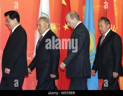 Der chinesische Präsident Hu Jintao (L), Kasachstans Präsident Nursultan Nasarbajew, der russische Präsident Wladimir Putin (C) und der kirgisische Präsident Kurmanbek Bakijew verlassen nach einem Treffen in der Shanghaier Organisation für Zusammenarbeit Gipfel in Shanghai am 15. Juni 2006. Nach der Sitzung sagte Putin, dass der Iran bereit ist, Verhandlungen über ein Angebot der UN-Kräfte zu ermutigen, Teheran sein Programm zur Anreicherung von Kernbrennstoff zu verzichten. (UPI Foto/Anatoli Zhdanov) Stockfoto