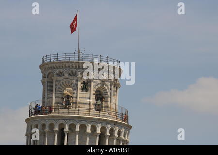 Pisa, Toskana, Italien. 21.06.2019. Schiefe Turm von Pisa. Zelle mit Glocken. Der Turm ist völlig mit weißer Carrara Marmor gebaut. Auf der obersten Etage, Vis Stockfoto