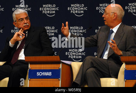 Klaus Schwab (R), Gründer des World Economic Forum, und der ägyptische Premierminister Ahmed Nazif halten eine Diskussion, wie sie der Abschlusssitzung des World Economic Forum am ägyptischen Roten Meer Resort Sharm el-Sheikh am 20. Mai 2008 Adressen. Das Thema des diesjährigen Gipfels ist "Lernen aus der Zukunft." Das Forum ist eines der größten Treffen für Politik und Wirtschaft im Mittleren Osten. (UPI Foto) Stockfoto