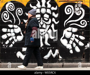 Eine chinesische Frau geht Vergangenheit Bürgersteig graffiti in Shanghai am 26. Januar 2010. UPI/Stephen Rasierer Stockfoto