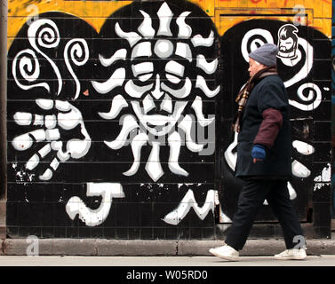Eine chinesische Frau geht Vergangenheit Bürgersteig graffiti in Shanghai am 26. Januar 2010. UPI/Stephen Rasierer Stockfoto