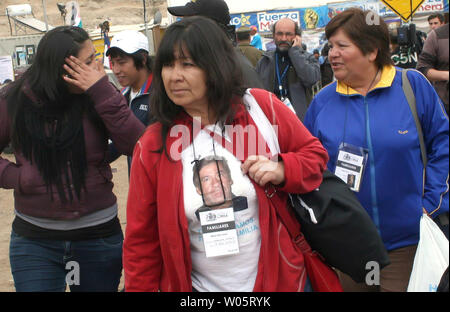 Verwandte haben T-Shirts mit Bildern von ihren Lieben als die Vorbereitungen der 33 eingeschlossenen Bergleute an San Jose Mine, Chile am 11. Oktober 2010 zu retten. Wenn alles gut geht, sagen Beamte die ersten Bergleute wird in ein paar Tagen über einen 20-minütigen Fahrt in einer Rettungskapsel mehr als 2.000 Meter unter die Oberfläche gebracht werden. Die Bergleute sind seit mehr als zwei Monaten gefangen. UPI/Sebastian Padilla Stockfoto