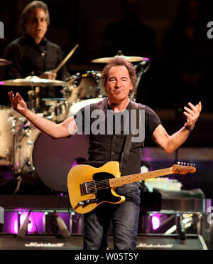 Bruce Springsteen führt an HP Pavilion in San Jose, Kalifornien, April 5, 2008. Die ikonischen amerikanischen Songwriter und der E Street Band auf Tour sind zur Unterstützung von ihrem letzten Album "Magic". (UPI Foto/Daniel Gluskoter) Stockfoto