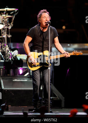 Bruce Springsteen führt an HP Pavilion in San Jose, Kalifornien, April 5, 2008. Die ikonischen amerikanischen Songwriter und der E Street Band auf Tour sind zur Unterstützung von ihrem letzten Album "Magic". (UPI Foto/Daniel Gluskoter) Stockfoto