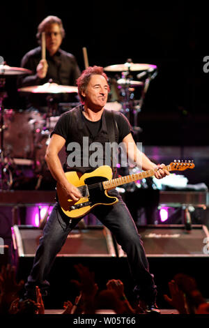 Bruce Springsteen führt an HP Pavilion in San Jose, Kalifornien, April 5, 2008. Die ikonischen amerikanischen Songwriter und der E Street Band auf Tour sind zur Unterstützung von ihrem letzten Album "Magic". (UPI Foto/Daniel Gluskoter) Stockfoto