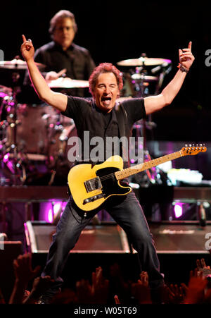 Bruce Springsteen führt an HP Pavilion in San Jose, Kalifornien, April 5, 2008. Die ikonischen amerikanischen Songwriter und der E Street Band auf Tour sind zur Unterstützung von ihrem letzten Album "Magic". (UPI Foto/Daniel Gluskoter) Stockfoto