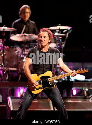 Bruce Springsteen führt an HP Pavilion in San Jose, Kalifornien, April 5, 2008. Die ikonischen amerikanischen Songwriter und der E Street Band auf Tour sind zur Unterstützung von ihrem letzten Album "Magic". (UPI Foto/Daniel Gluskoter) Stockfoto