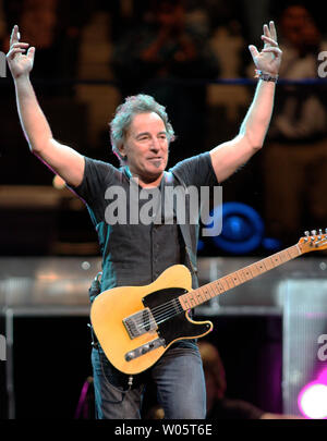 Bruce Springsteen führt an HP Pavilion in San Jose, Kalifornien, April 5, 2008. Die ikonischen amerikanischen Songwriter und der E Street Band auf Tour sind zur Unterstützung von ihrem letzten Album "Magic". (UPI Foto/Daniel Gluskoter) Stockfoto