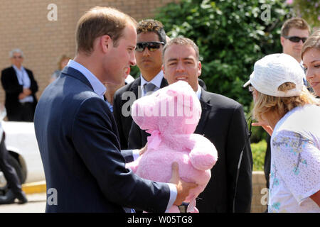 Prinz William erhält ein Teddybär, wie er und seine Frau Kate, der Herzog und die Herzogin von Cambridge, der Öffentlichkeit während der spontane Besuch von Waldbränden verwüsteten Grüße Slave Lake eine kleine nördliche Albertan Gemeinschaft, 6. Juli 2011. UPI/hr/Höflichkeit Erbe Kanada Stockfoto