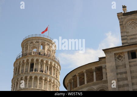 Pisa, Toskana, Italien. 21.06.2019. Schiefe Turm von Pisa. Zelle mit Glocken. Der Turm ist völlig mit weißer Carrara Marmor gebaut. Auf der obersten Etage, Vis Stockfoto
