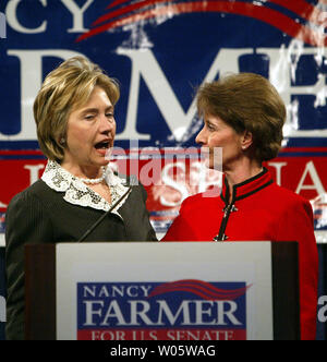 Sen. Hillary Clinton (L) stellt Mo. Landesschatzmeister Nancy Farmer bei einer Spendenaktion in St. Louis am 3. Januar 2003. Clinton ist in St. Louis im Namen der Farmer, der auf der Suche nach US-Senator Christopher 'Kit' Bindung zu lösen. (UPI Foto/Rechnung Greenblatt) Stockfoto