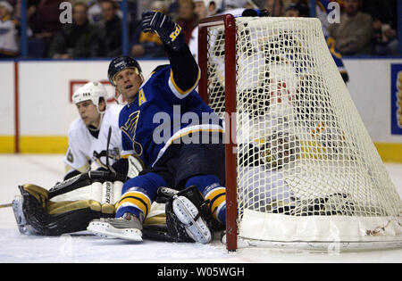 St. Louis Blues Kieth Tkachuk endet auf Pittsburgh Penguins Torhüter Sebastien Caron, nachdem er den Anschlag auf einen Puck geschossen von Tkachuk, in der ersten Periode am Savvis Center in St. Louis am 14. Februar 2004. (UPI Foto/Rechnung Greenblatt) Stockfoto