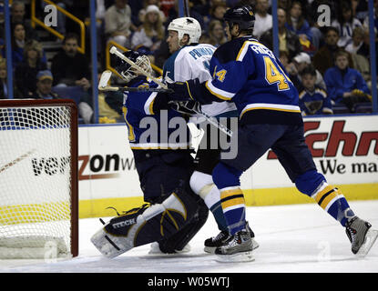 St. Louis Blues Chris Pronger (44) versucht, San Jose Sharks Wayne Primeau Abziehen des Blues Torwart Chris Osgood, nachdem Primeau kollidiert mit Osgood in der ersten Periode am Savvis Center in St. Louis am 12. April 2004. Primeau war eine zwei Minuten Strafe für torwart Störungen gegeben. (UPI Foto/Rechnung Greenblatt) Stockfoto