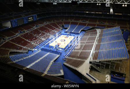 Der Universität von Alabama, Birmingham Basketballmannschaft Praktiken auf dem Boden an der Edward Jones Dome in St. Louis am 25. März 2004. Der Service hat sich zu einem 40 Tausend plus Basketball Arena für das NCAA Men's World Basketball Turnier dieses Wochenende verwandelt. Kansas UAB im ersten Spiel und Georgia Tech Nevada im zweiten Spiel am Freitag, den 26. März. (UPI Foto/Rechnung Greenblatt) Stockfoto