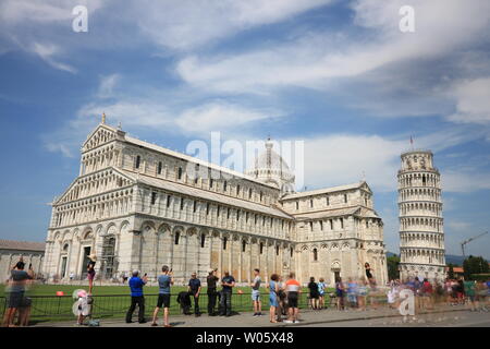 Pisa, Toskana, Italien. 21.06.2019. Piazza dei Miracoli in Pisa. Kathedrale, schiefen Turm von der toskanischen Stadt. Blauer Himmel mit Wolken. Stockfoto