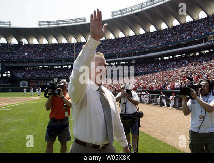 Ehemalige St. Louis Cardinals slugger Mark McGwire erkennt an einem Ausverkauften Busch Stadium, als er das Feld für Mark McGwire Tag in St. Louis am 17. April 2004 tritt. McGwire zurück zu Busch Stadium, wo er für mehr als vier Jahre gespielt, fast 300 Homeruns zu schlagen. (UPI Foto/Rechnung Greenblatt) Stockfoto